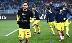 Hakan Çalhanoğlu, ısınmaya 'Türkiye için dua et' yazılı tişörtle çıktı