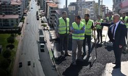 Başkan Tekin yerinde inceledi... Torbalı'da 50 bin ton asfalt serimi başladı