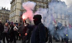 Fransa'da göstericiler Paris Havalimanı'nın girişini kapattı