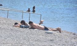 Güneşi gören vatandaşlar denize koştu!