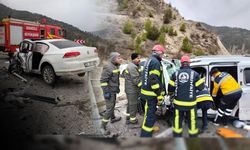 Hatalı sollama can aldı! Hafif ticari araç ile otomobil çarpıştı: 1 ölü, 4 yaralı