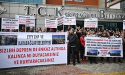 Karabağlar'daki TOKİ projesinin hak sahiplerinden belediye önünde eylem