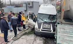Yük treni, hemzemin geçitte minibüse çarptı