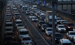 İzmir'de trafiğe kayıtlı araç sayısı artıyor... Bir ayda kaç taşıtın devri yapıldı?