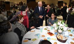 Başkan Selvitopu, kursiyer kadınlarla iftar yemeğinde buluştu... Modern Karabağlar'ı birlikte yaratacağız