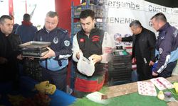 Bayraklı zabıtasından pazarda tartı denetimi