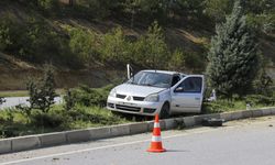 Takla atıp refüje çıktı... Otomobildeki 3 kişi yaralandı