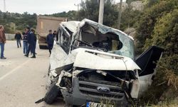Kamyonla çarpışan minibüsün sürücüsü hayatını kaybetti!