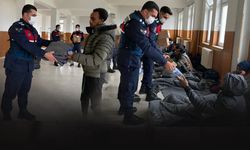 İzmir'de 32 düzensiz göçmen yakalandı! Kaçakçı gözaltına alındı