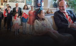 İzmir'de 23 Nisan coşkusu... Başkan Soyer makamında çocukları konuk etti