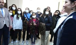 Öğrenci, öğretmen ve velilerin kesilen saçları kanser hastalarına peruk oldu