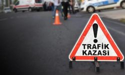 Kum yüklü kamyon otomobilin üzerinde devrildi... 3 kişi yaralandı