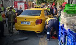 İzmir'de feci kaza... Kontrolden çıkan taksi kaldırımdaki yayaya çarptı
