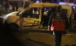Hafif ticari araca yandan çarptı... Kamyonet sürücüsü olay yerinden kaçtı