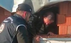 Kamyonetin kasasındaki tuğlaların arasına gizlenen 13 kaçak göçmeni polis yakaladı
