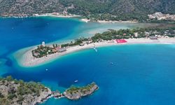 Fethiye'de sahile 1000 metrekarelik Türk bayrağı açıldı