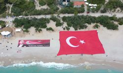 Sahilde bin metrekarelik bayrak açıp, su altında resim sergilediler