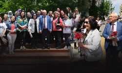 Çiçekle kutladılar... Selvitopu Çiftinden Anneler Günü buluşması