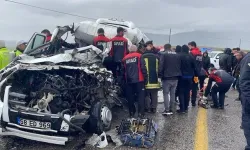 TIR ve minibüs çarpıştı: 4 ölü, çok sayıda yaralı