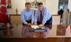 Menderes’te şölen havasında imza töreni... İşçilerin yüzü güldü