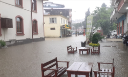 Sağanak yağış sonrası sokaklar göle döndü