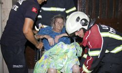 Uşak'ta korkutan apartman yangını... Yaşlı kadın dumandan etkilendi