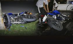 Refüje çıkan motosiklet ağaca çarparak durdu... 2 kişi hastaneye kaldırıldı