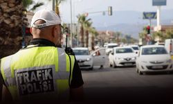 İzmir'deki trafik denetimleri devam ediyor... 2 bin 821 sürücüye cezai işlem uygulandı