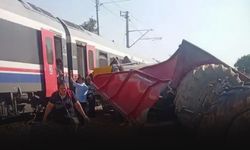Hemzemin geçit üzerinde korkunç kaza! Tren traktörü biçti