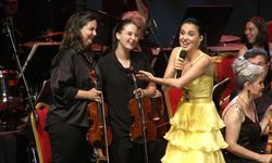 Karsu’ya sahnede anne-kız sürprizi