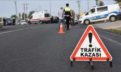Elektrikli bisiklet otomobile çarptı... Sürücü yaralandı
