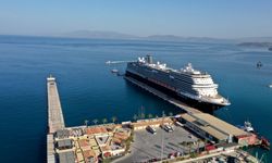 Kuşadası'na dev kruvaziyerle 2 bin 600 turist geldi