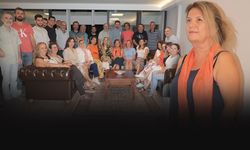 İzmir Eczacı Odasının ilk kadın başkanı olmak için yola çıktı... "Değişime turuncu renkle destek verin"
