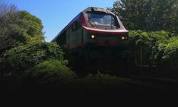 Demiryolu geçidinde feci kaza! Yük treni çarpan genç hayatını kaybetti