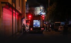 İzmir'de ayakkabı üretim atölyesi alevlere teslim oldu... Büyük çapta hasar var