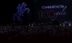 Aliağa’da 10 binler Cumhuriyet için yürüdü... Drone gösterisi geceye damga vurdu