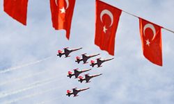 Türk Yıldızları'ndan İzmir'de selamlama uçuşu