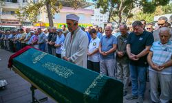 İzmir'de silahlı saldırı sonucu öldürülen akademisyenin cenazesi toprağa verildi