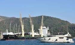 Lüks motor yatlar Marmaris'e kargo gemisiyle getirildi