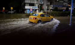 Fırtına etkili oldu, deniz taştı... İzmir sular altında kaldı!