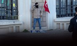Elinde bayrakla başına tabanca dayadı... İzmir'de silahlı İsrail protestosu!