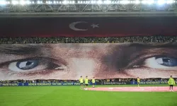 Fenerbahçe tribünlerinden Cumhuriyet'in 100. yılına özel koreografi