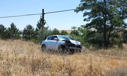 Otomobil duvara çarptı... 1'i çocuk 5 kişi yaralandı!