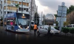 İzmir'de feci kaza! Tramvay ile otomobil çarpıştı