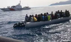 Kuşadası'nda botları sürüklenen düzensiz göçmenleri balıkçılar kurtardı