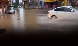 İzmir sağanak yağışa teslim oldu... Cadde ve sokaklar göle döndü!