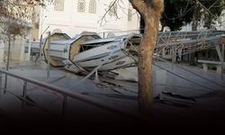 İzmir’de şiddetli fırtına etkili oldu... Caminin minaresi devrildi!