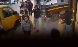 İzmir'de feci kaza... Kamyonet kaldırımdaki yayaları ezip geçti!