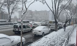 Afyonkarahisar'da kar etkili oldu... Cadde ve sokaklar beyaza büründü!