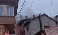 İki katlı binanın çatısında yangın çıktı... İtfaiye ekipleri söndürdü!